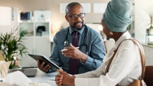 Collecte des données de santé pendant une consultation médicale sur une tablette.