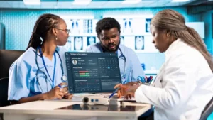 Professionnels de santé analysant des indicateurs de santé sur un tableau de bord numérique.